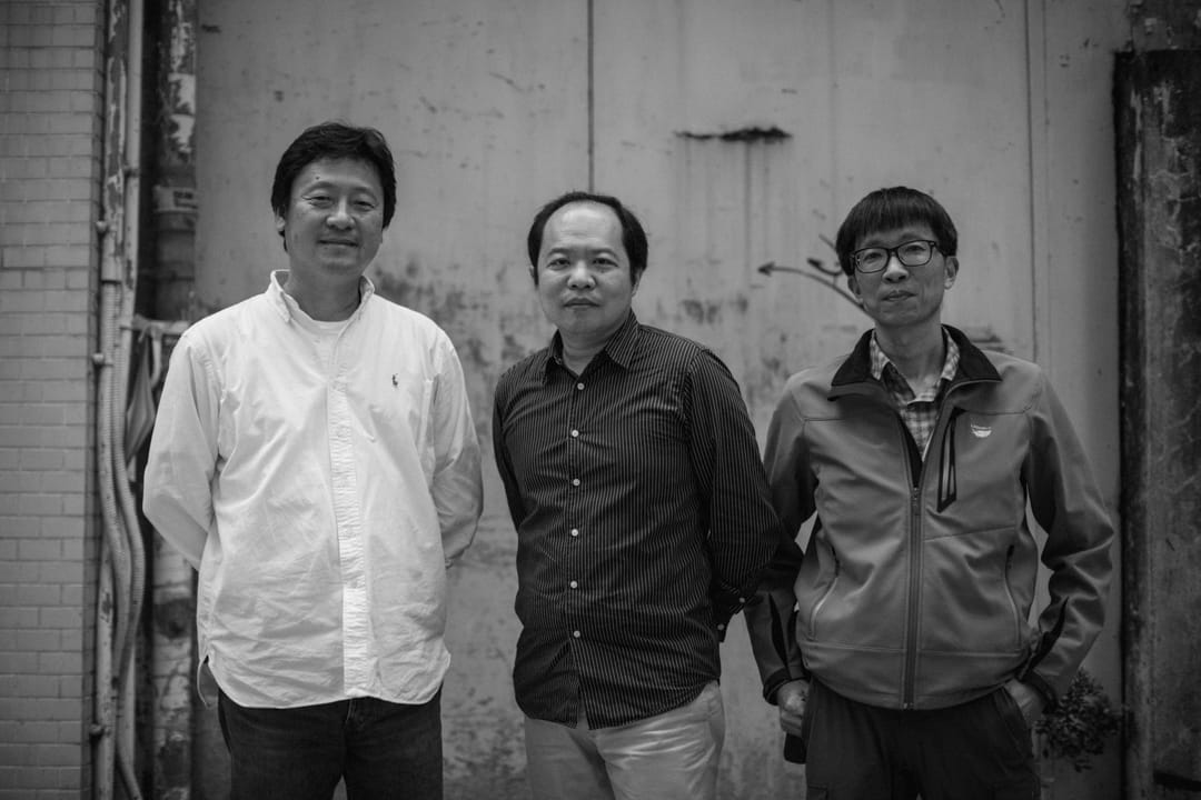 三個阿兵哥從攝影中找到獨特的觀點,在沉悶的軍隊生涯中找到自由和樂趣,二十年後,他們成為身經百戰的攝影記者,而拍攝風格依然貫徹始終,展現他們的真性情。