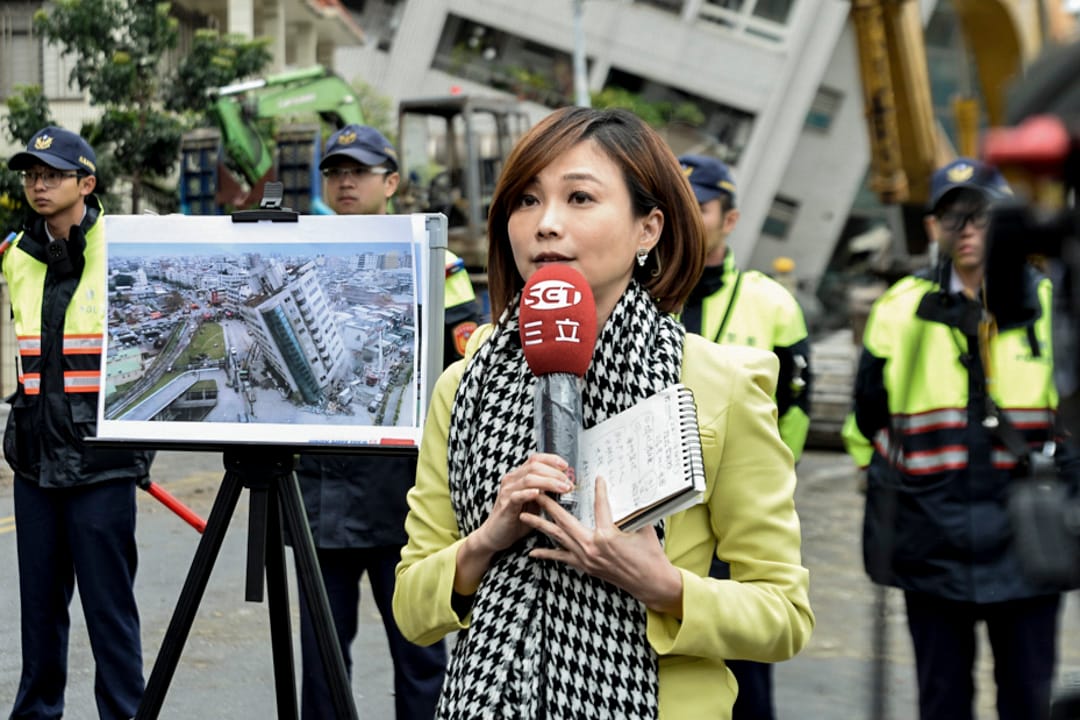 上午十一時四十分,記者在雲翠大樓現場外做新聞報導。