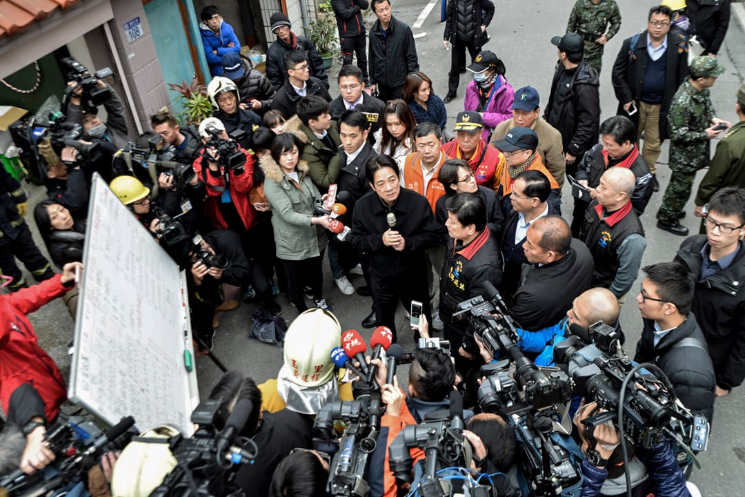 下午二時,行政院長賴清德到花蓮地震現場勘災。