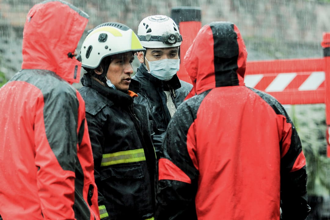 下午三時三十分,大雨擾亂救災人員在雲翠大樓的搜尋工作。