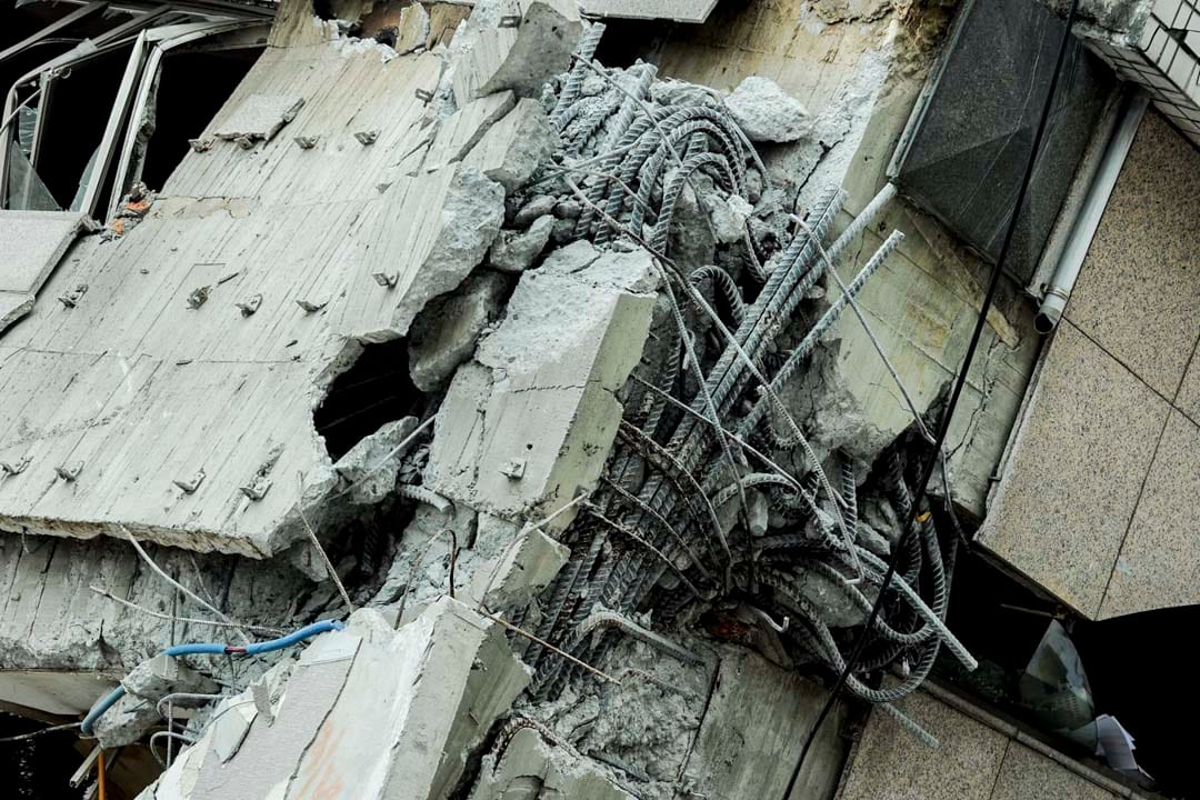 下午一時四十分,嚴重傾斜的雲翠大樓,露出鋼根水泥。