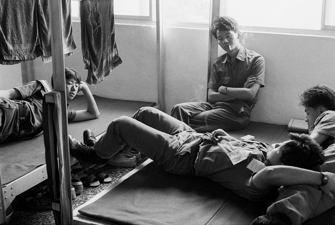 (左起)中士 馬光明、熊正燐、延榮正和上士日國光在莒光日電視教學的休息時間,或坐或躺的在寢室床上抽煙、聊天。