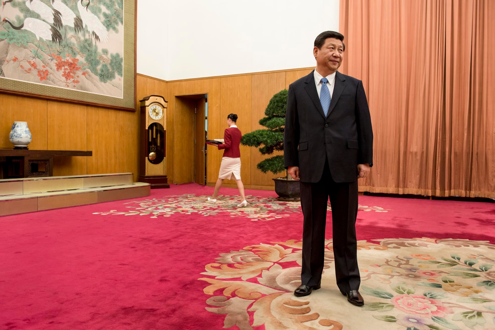 中共中央委員會提議,刪除憲法第七十九條第三款中對國家主席、副主席「連續任職不得超過兩屆」的規定,外間普遍反應是修憲為中國最高領導人習近平繼續執掌黨、政、軍大權鋪路。