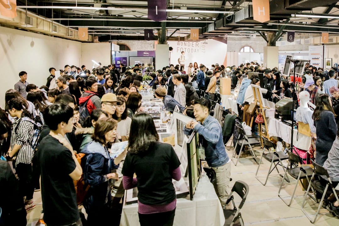 2017年的台北国际摄影艺术交流展,大会租了一千三百平方米的空间做展览,观众依然络绎不绝。 艺术家必须出席三天的交流展,与观众交流创作心得。