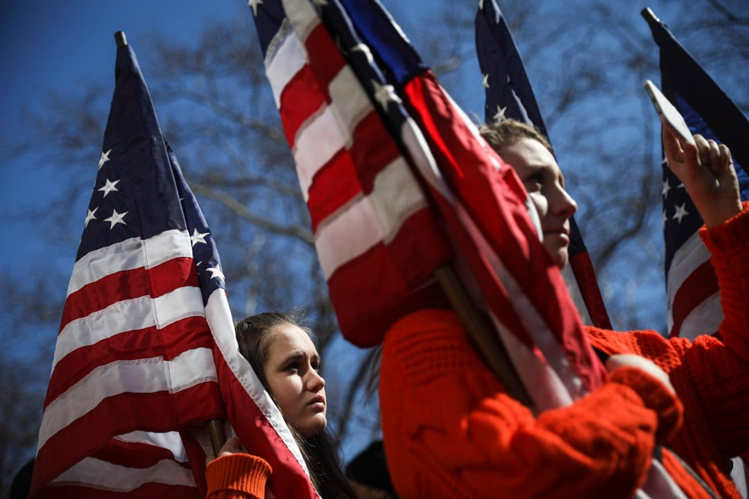 美国纽约,拿着美国国旗的新泽西州学生前来参与“March for Our Lives”全国性枪械管制游行活动。