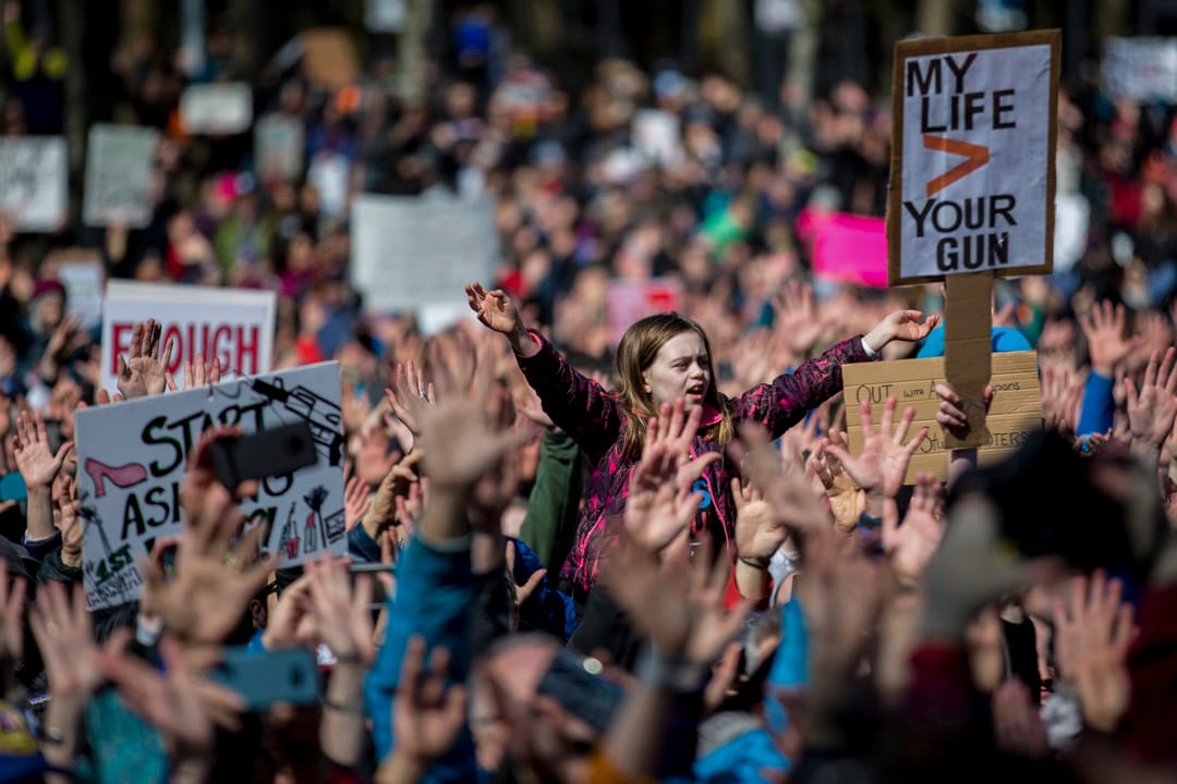 美国华盛顿州城市西雅图,数以百计示威者响应号召,到西雅图中心参与「March for Our Lives」全国性枪械管制游行活动。