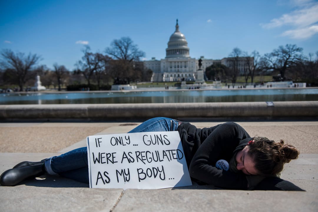 美国首都华盛顿,特意从佛罗里达州驾车到来,19岁的Catherine Monroe于参加集会前在林肯纪念堂的倒影池前休息。