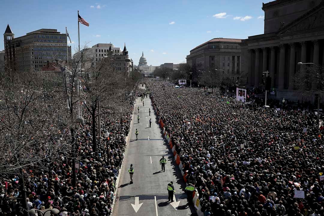 美国首都华盛顿,参与今次“March for Our Lives”集会的50名民众站满联结白宫和美国国会大厦的宾夕法尼亚大道。