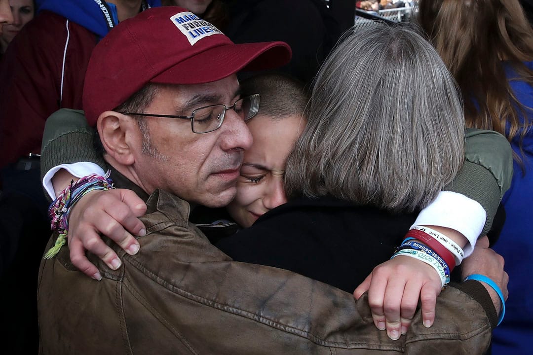 美国首都华盛顿,弗罗里达州帕克兰校园枪击案生还学生之一,这次游行的其中一位发起人Emma Gonzalez在发表讲话后,到后台拥抱父母。