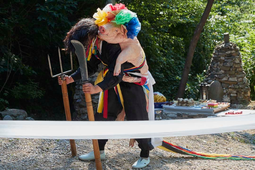 南韓堤川市,一名薩滿巫師的男門徒正在儀式中表演。一般薩滿巫師都會收取門徒,而門徒數量取決於法巫師的知名度和能力。門徒會尊稱巫師為神聖的母親和對她們絕對服從。