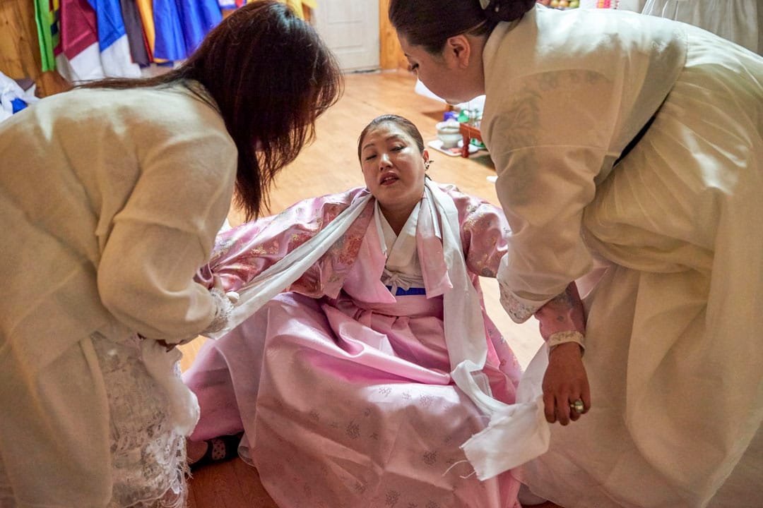 南韓京畿道,幾位薩滿巫師正在為一名信徒死去的母親作名為「羊腸」的法事,其用途在於洗滌死者的靈魂和引導死者到來世。教徒相信死者的靈魂能透過巫師的身體在此法事跟信徒對話。