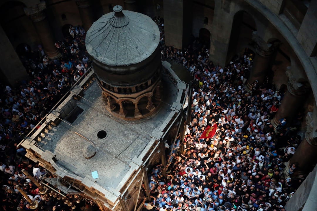 2016年4月30日，東正教教徒在聖墓教堂圓形大廳內，圍繞著耶穌之墓跳舞祈禱。