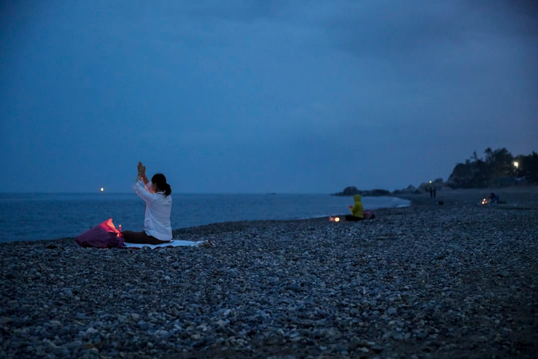 南韓慶州市,薩滿巫師在新羅第30代君主文武王的海底皇陵濱處燃燭祈禱。