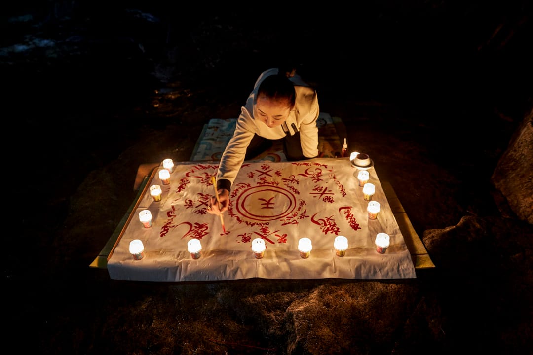 南韓江原道,薩滿法師Nunkotsunnyu在頭陀山的一個山洞裏,用動物血畫護身符。
