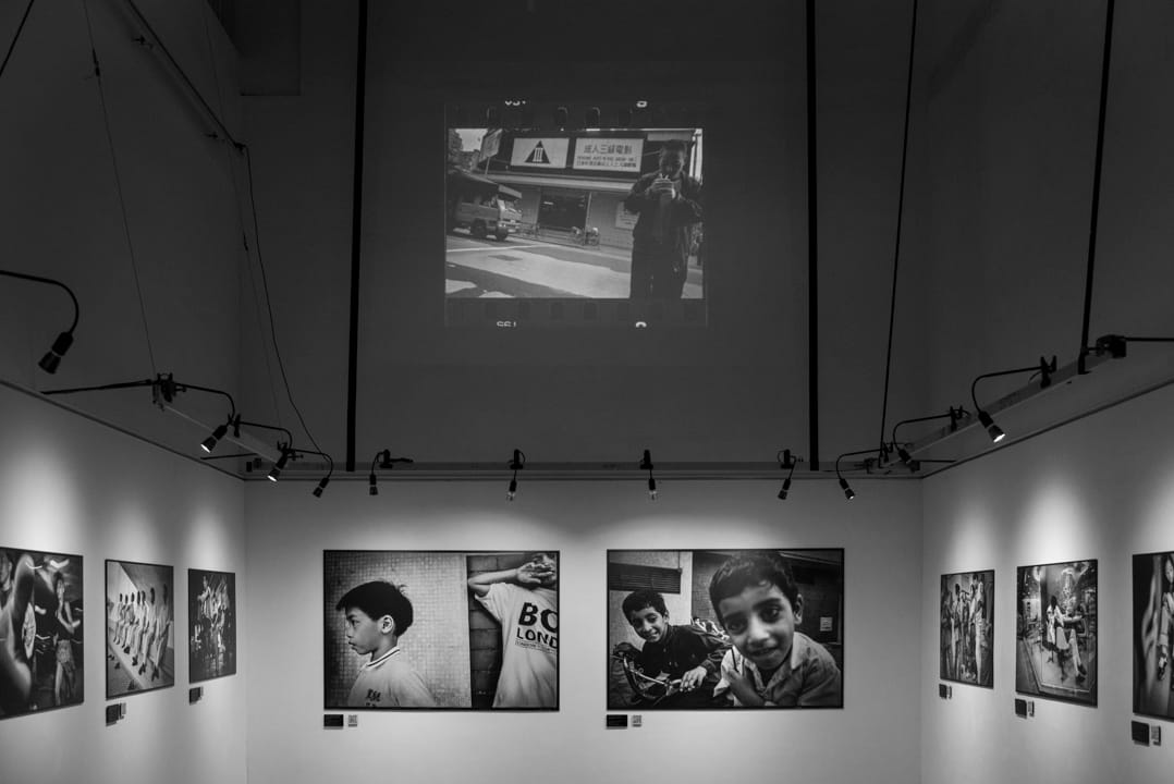 謝至德的《萬念‧叢生》攝影展,照片選自1990年至2000年自發的攝影計劃《香港面貌》。