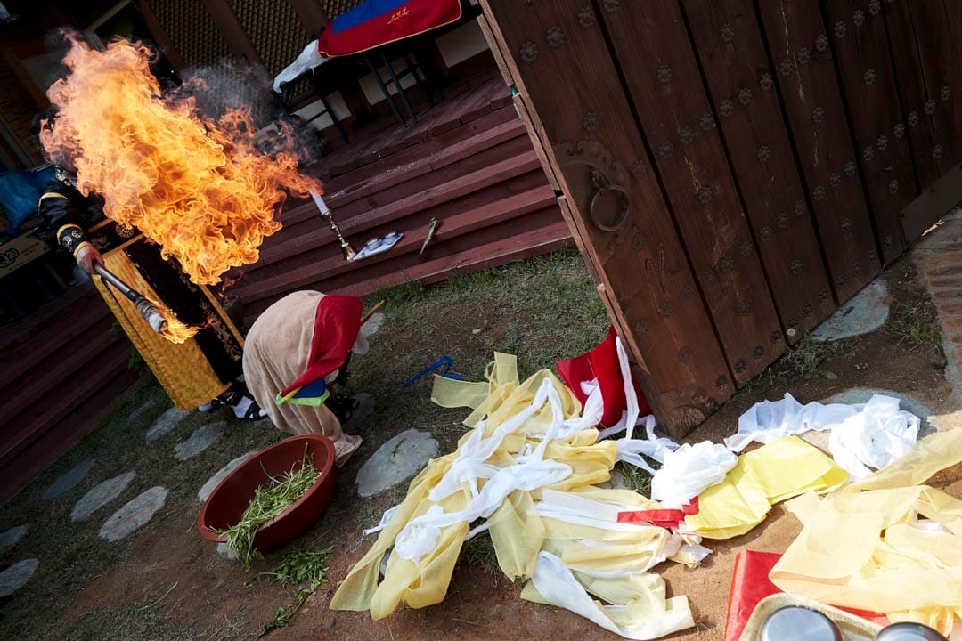 南韓金浦市,薩滿法師Baksumudang在一位信徒家「驅鬼」。