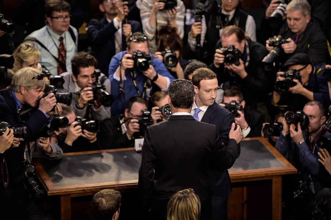 2018年4月10日,Facebook 创办人兼行政总裁朱克伯格出席美国国会参议院听证会。