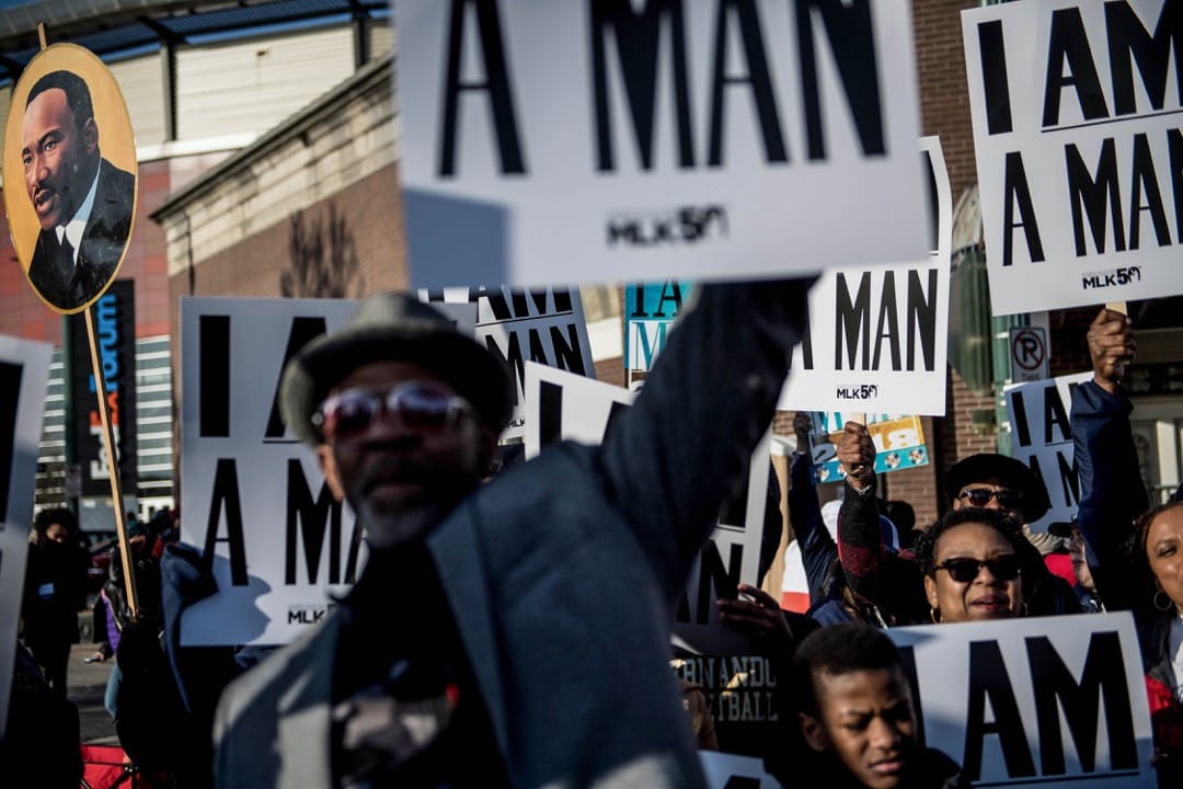 2018年4月4日,美国田纳西州孟菲斯,有活动纪念马丁·路德·金遇刺50周年,一名参加者高举一张马丁·路德·金的肖像。