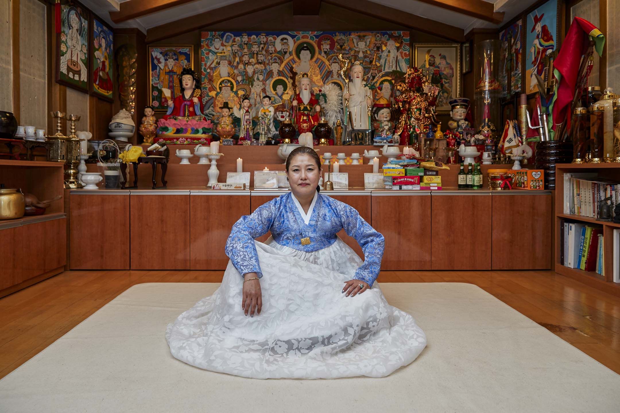 南韓首爾,薩滿巫師Barigongju坐在她的神殿中。巫師通常會在神殿中接待顧客,以預約的方式與顧客見面,提供占卜、算命等服務。