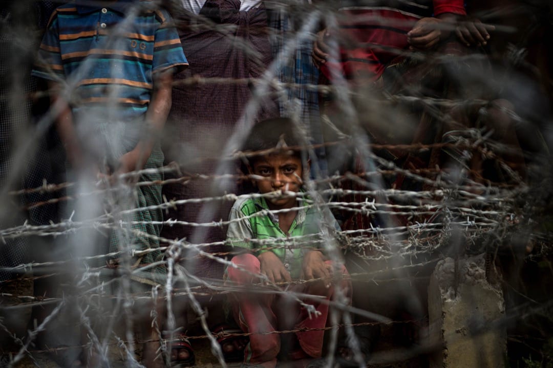 2018年4月25日,缅甸若开邦,罗兴亚难民站在缅甸孟加拉的边界线上,边界拉起重重铁丝网。