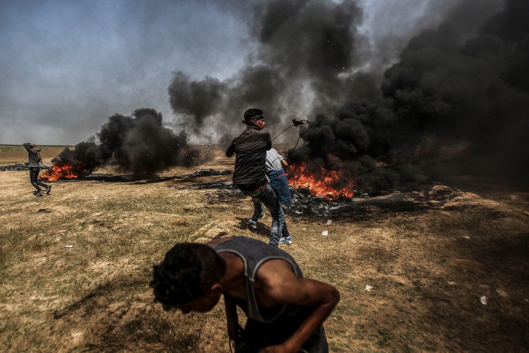 示威者向以軍投擲石頭。