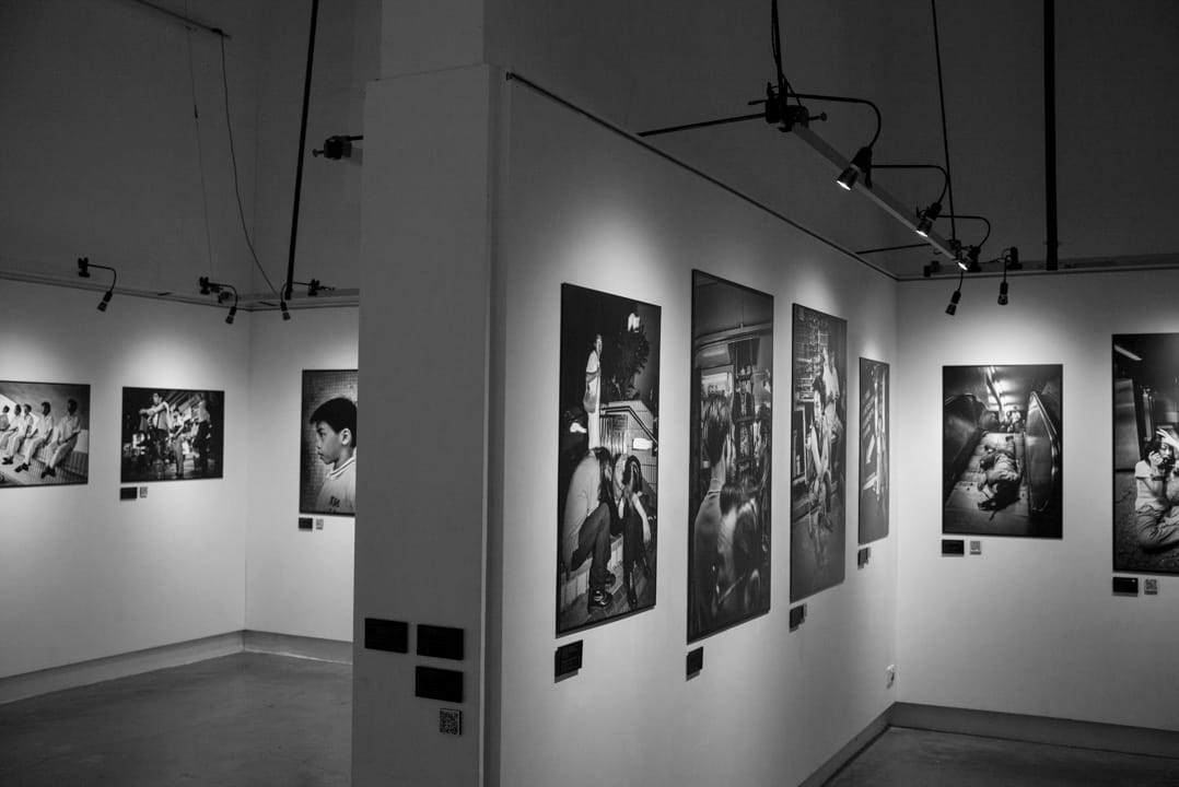 謝至德的《萬念‧叢生》攝影展,照片選自1990年至2000年自發的攝影計劃《香港面貌》。