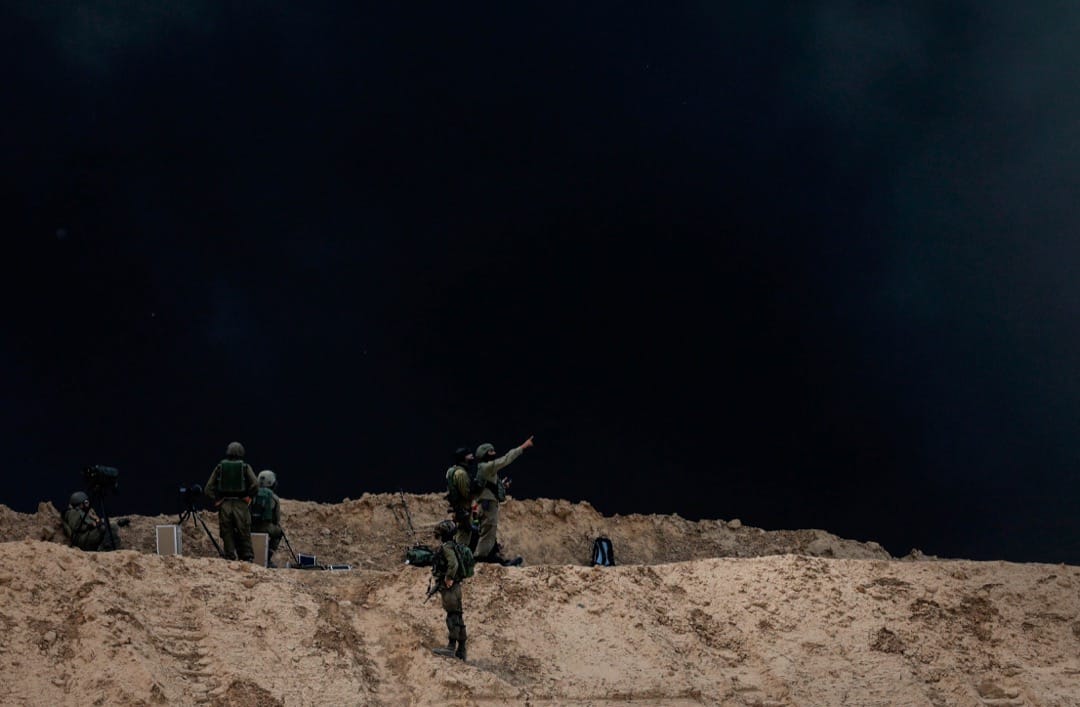 2018年4月6日,以色列边防部队在加沙边境驻守,巴勒斯坦示威者在边境的另一边焚烧轮胎制造一层浓厚的黑色烟幕,