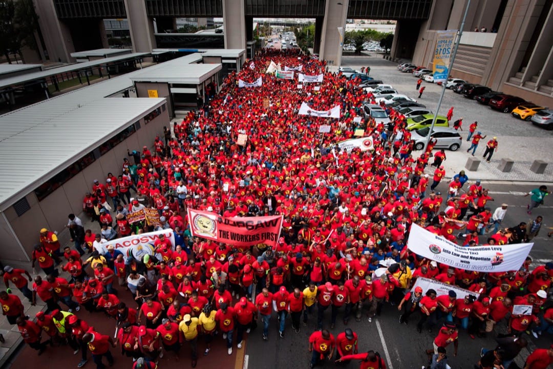 2018年4月25日,南非开普敦,南非工会联合会成员及支持者参与示威游行,为全国性大罢工的活动之一,反对政府提出的最低工资金额。