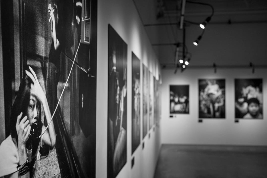 謝至德的《萬念‧叢生》攝影展,照片選自1990年至2000年自發的攝影計劃《香港面貌》。