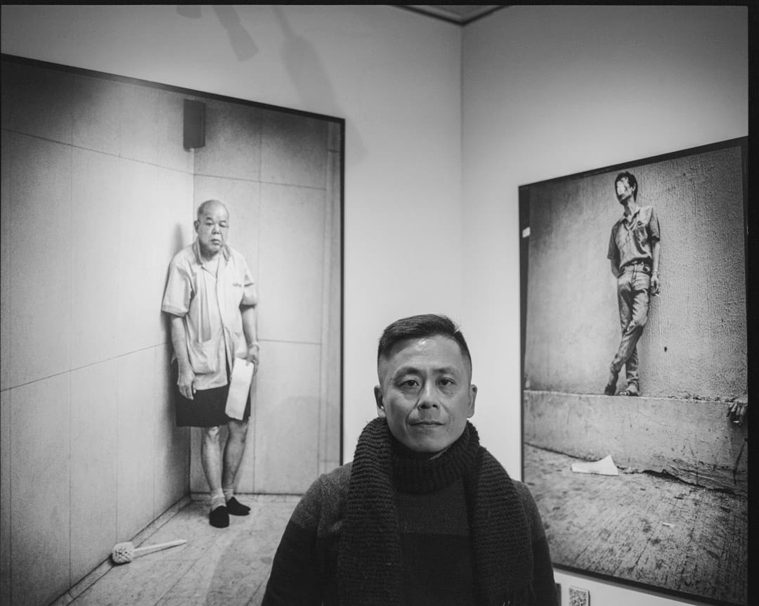 有文化評論認為,「香港面孔」系列恰巧填補了當時九七前一班市井平民百姓的生活狀態;此系列中,謝至德最難忘的是拍攝一位在中環置地廣場廁所裡工作的清潔伯伯(圖左)。