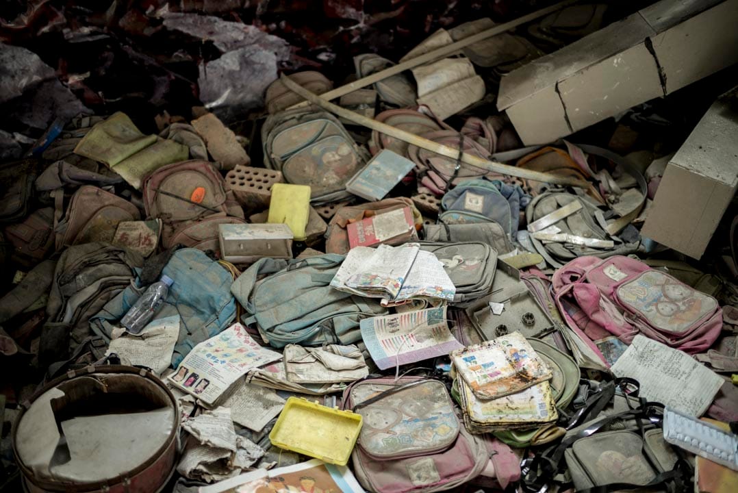 四川什邡市穿心店地震遺址中設有一個紀念館，展示了一些遇難學生的書包。