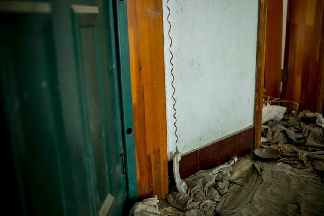 四川北川地震遺址，一座震後危樓中，還殘留著十年前居民的生活痕跡。