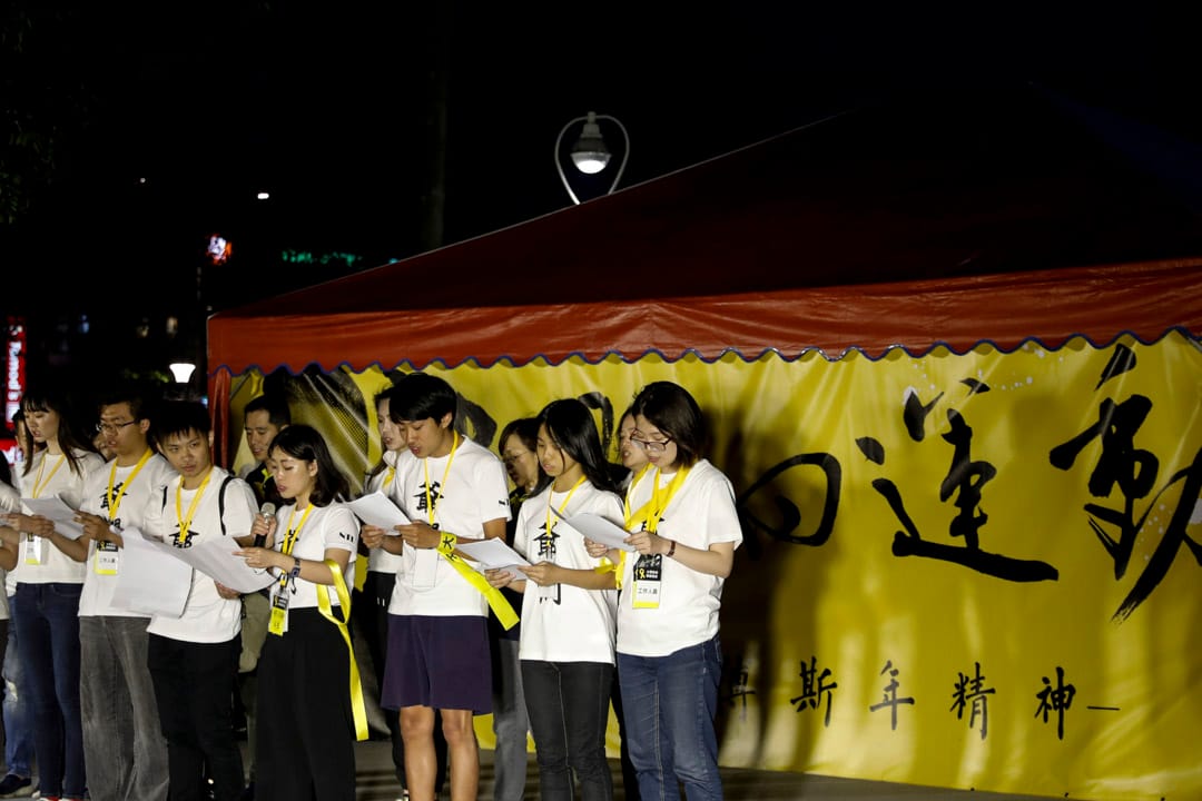 台大学生在晚会上朗读宣言。