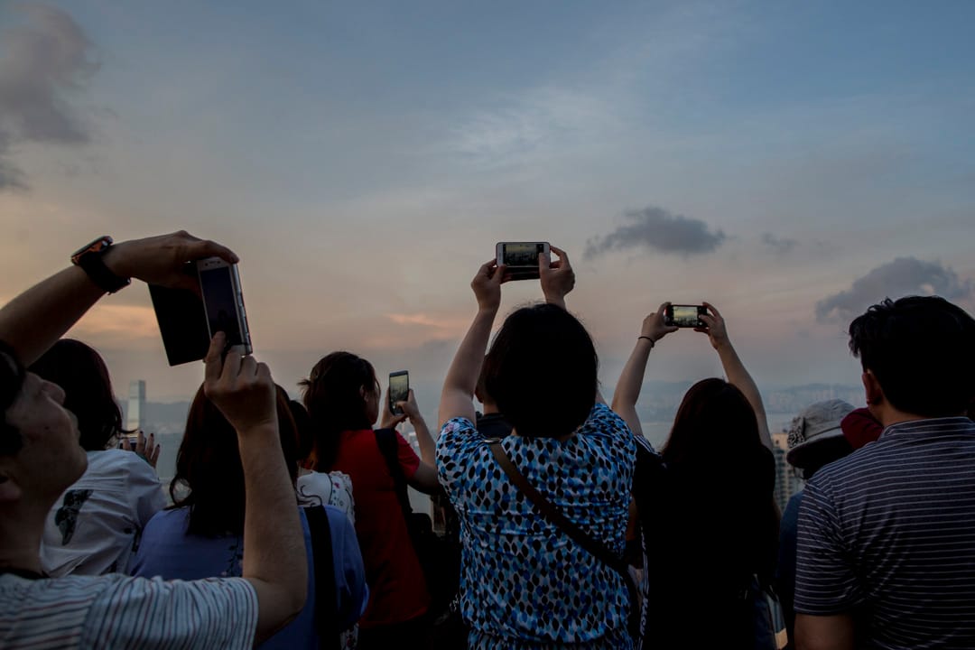 2018年5月1日傍晚，不少內地遊客到山頂觀看維港黃昏的景色。