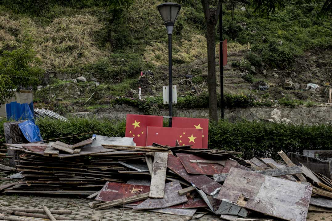 映秀地震遺址，如今成了國家4A級旅遊景區，一些工人正用木板和紅旗在打造新工程。