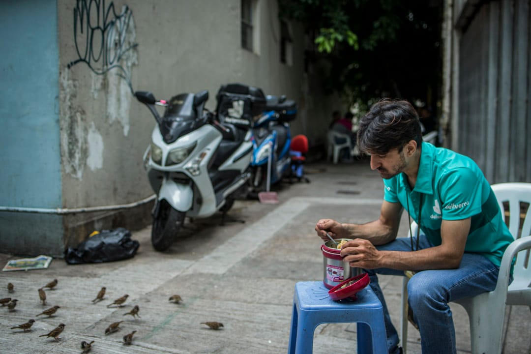 香港出生的巴基斯坦裔Binyamin Benny，任職食物外賣速遞車手，他在灣仔的後巷吃午餐，那裡是一班車手聚腳休息的地方。他表示工作缺乏基本勞工保障，沒有MPF、沒有年假、沒有勞工保險等，對此他表示不滿。