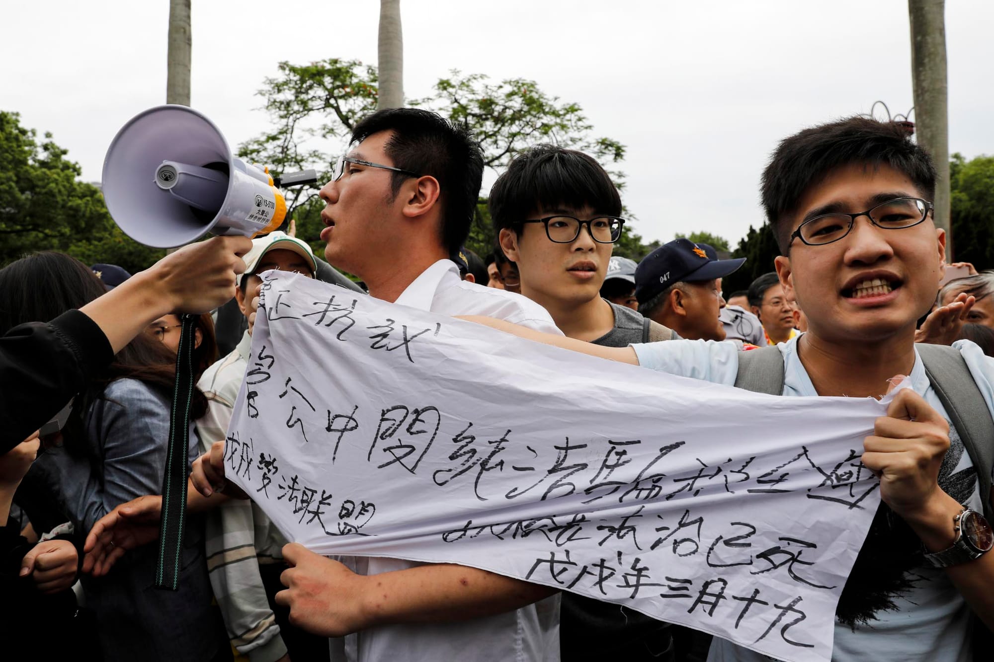 “新五四运动”集会现场有反管学生到场拉白布,与挺管一方爆发拉扯冲突。