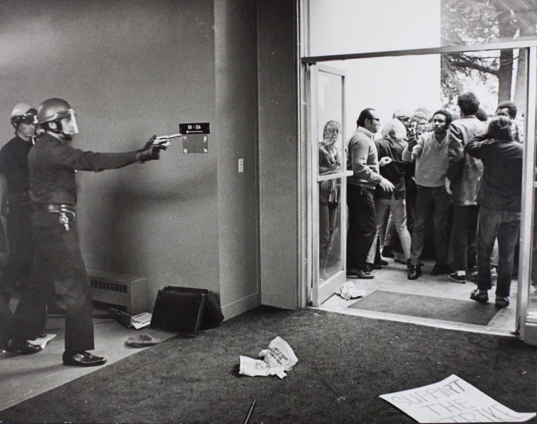 12月3日,美国加州三藩市州立大学,有学生发起反战示威,警察到场维持秩序,期间有警员拔枪指向学生。