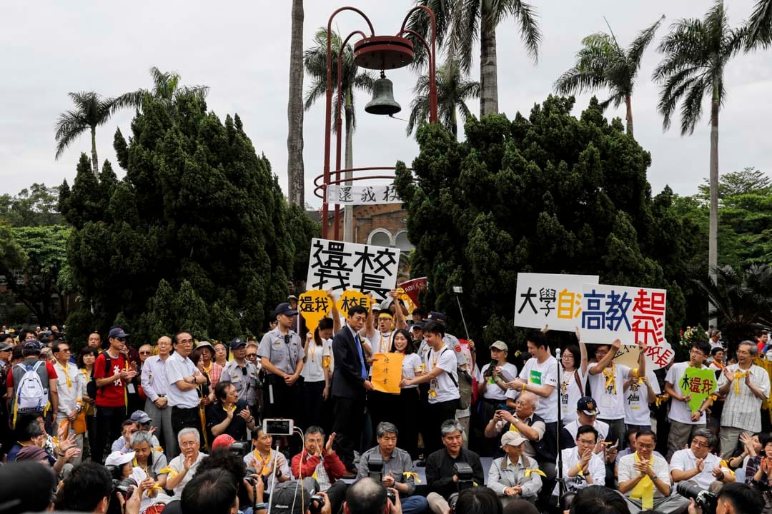 台大代理校长郭大维在傅钟前接受学生陈情书。