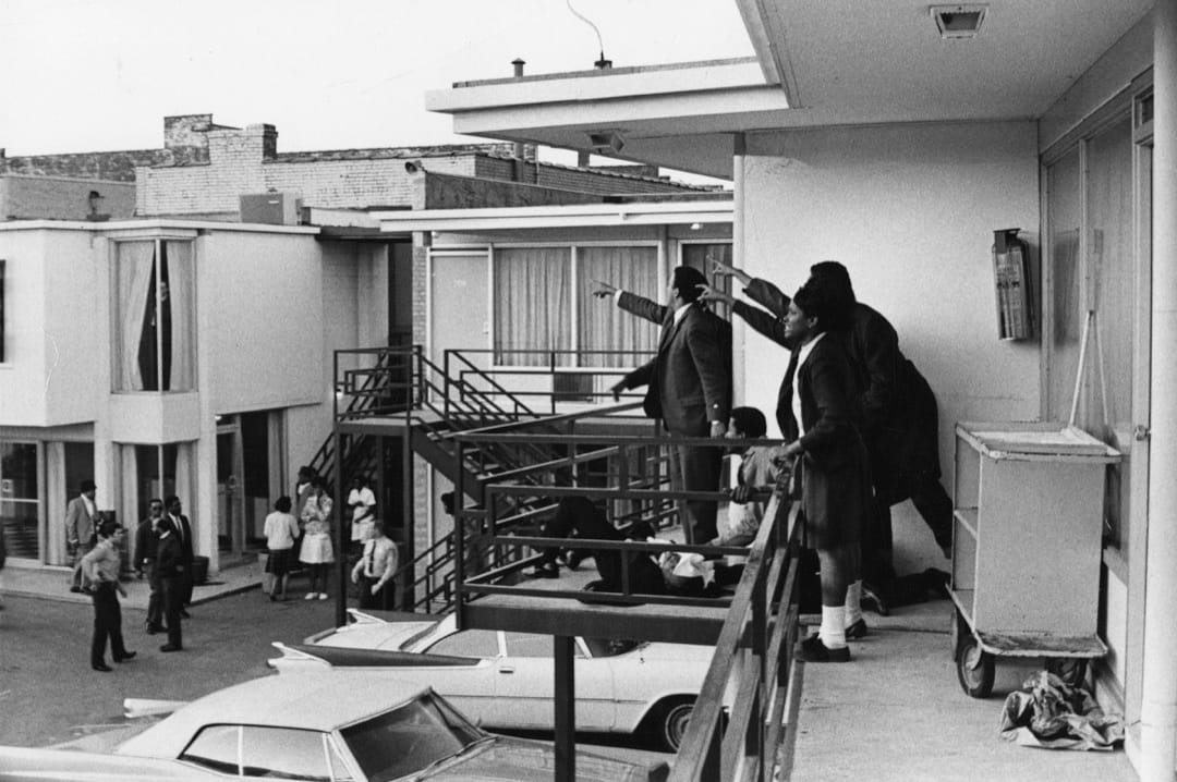 4月4日,美国非裔美国人民权运动领袖马丁·路德·金在美国田纳西州孟菲斯市洛林汽车旅馆外遇刺倒地,随行的同伴纷纷指向枪手的方向。