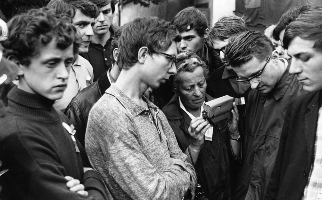 8月26日,一群捷克百姓在收音机里收听关于苏联入侵布拉格的最新消息。