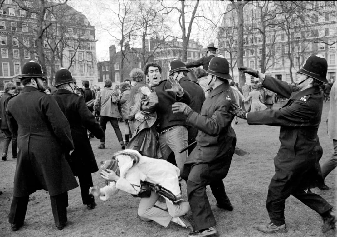 3月17日,英国伦敦,反越战示威者在美国领事馆外的格罗夫纳广场示威,抗议美国参与越战。示威演变暴力冲突造成91名警员受伤,200名示威者被捕。