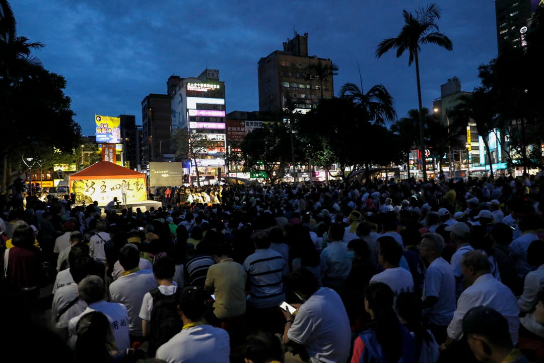 黄昏,台大师生从傅钟转移阵地,至校门口举办“爱台大 为大学自主而战” 烛光晚会。