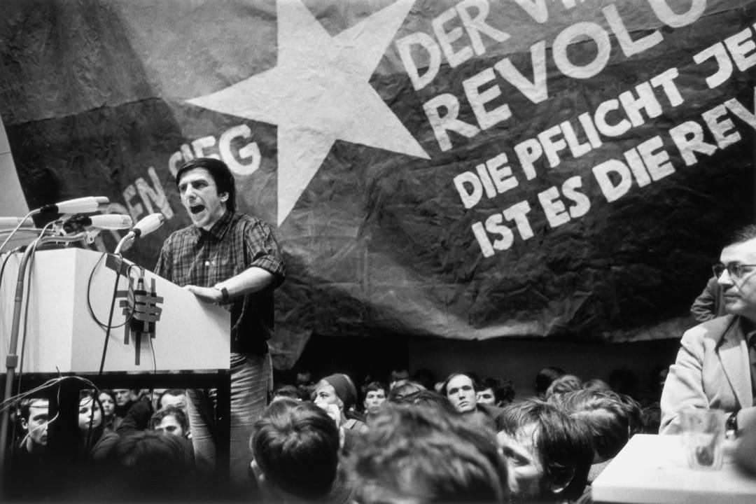 2月17日,德国西柏林,德国社会主义学生会在工业大学举办国际反越战争代表大会,学生领袖Rudi Dutschke在台上发言。