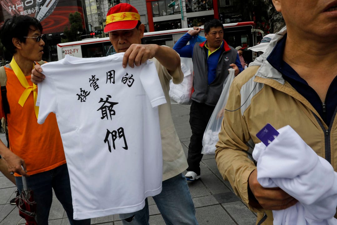 现场不少参加人士都穿著挺管的白色T-shirt。