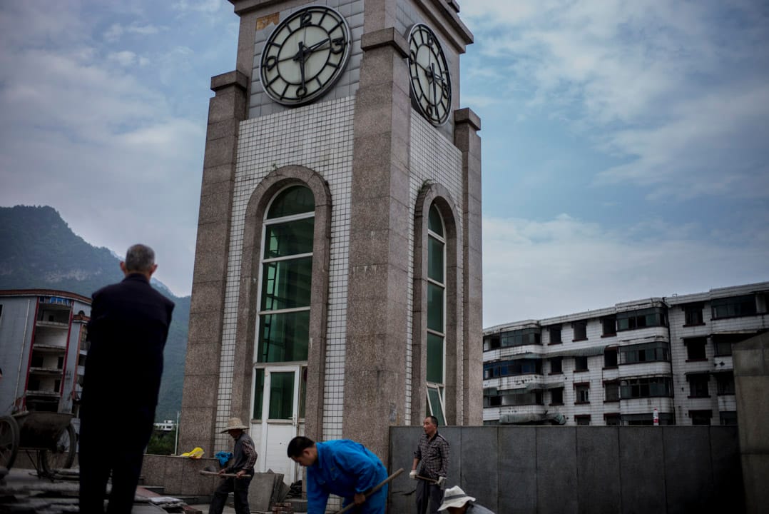 四川漢旺地震遺址，幾個工人在建造新工程，他們都經歷過十年前的大地震。