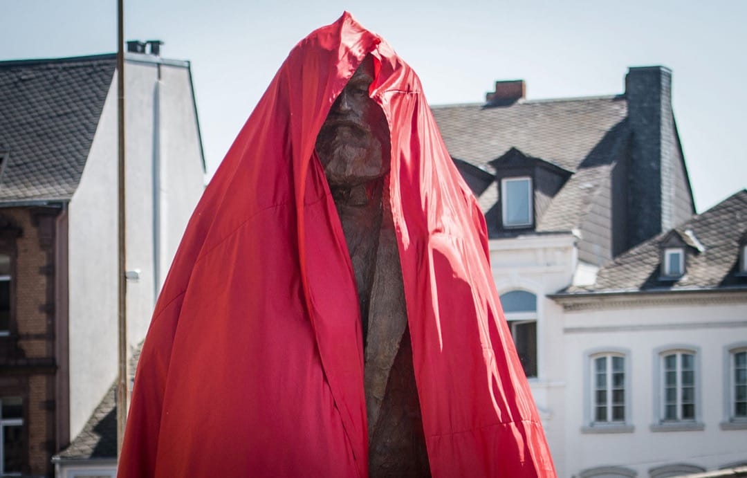 2018年5月5日,德国哲学家马克思故居德国城镇特里尔,有仪式为中国赠送的马克思铜像揭幕。铜像重2.3吨,高4.4米。