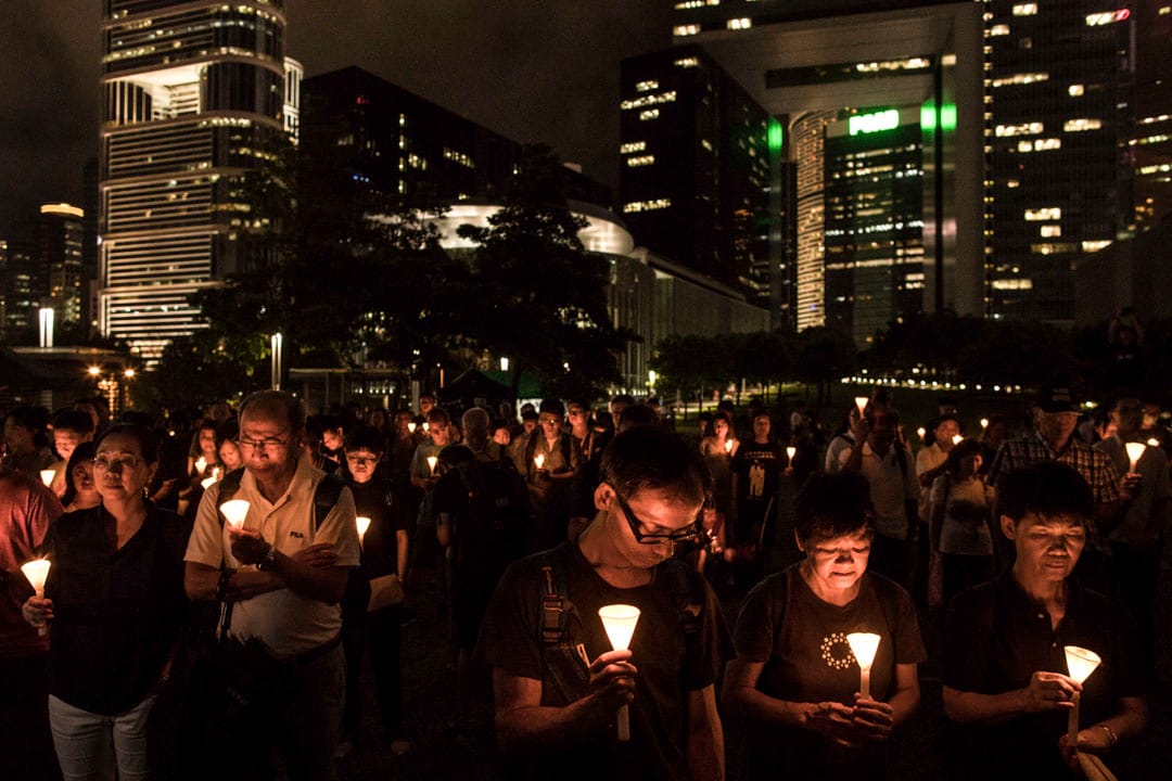 劉曉波逝世一周年追思會在添馬公園舉行,逾400名市民參與,不少人都手持大會派發的白色蠟燭,追思劉曉波。
