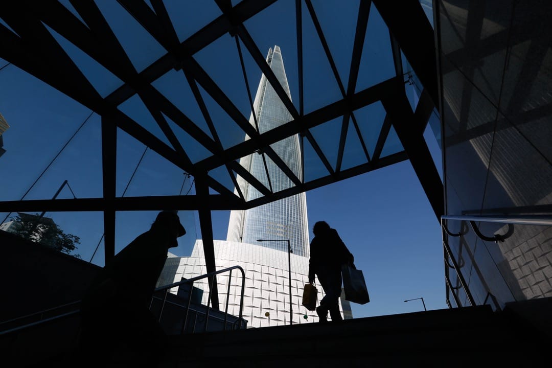 首尔乐天世界大厦,楼高556米、共123层,2016年竣工。