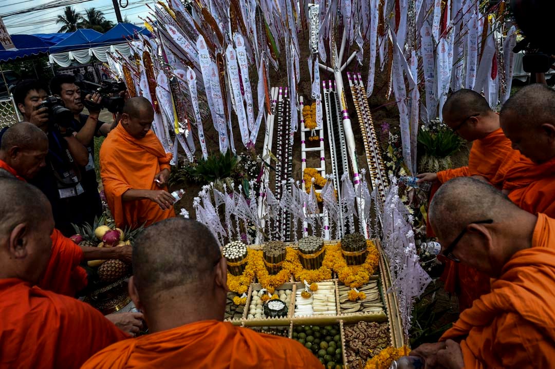 7月1日，和尚在山洞附近的一所学校设置祭坛，为被困山洞的少年祈福。
